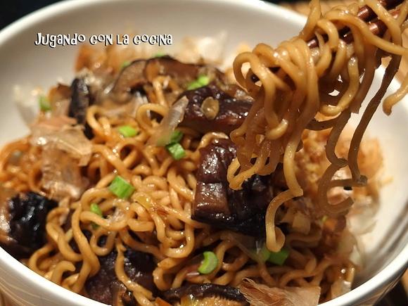 Fideos udon vegetales con hanakatsuo
