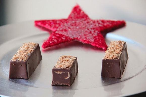 Torró de xocolata, neules i avellanes