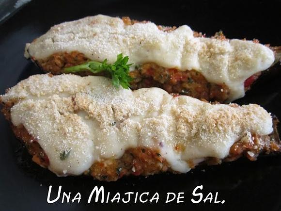 Berenjenas rellenas de pavo, pimiento y cebolla