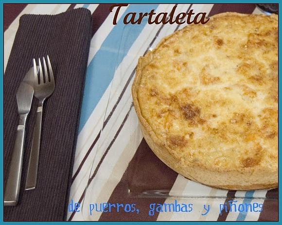 Tartaleta de puerros gambas y piñones