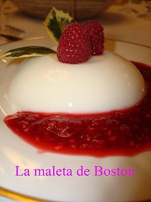 Postre de coco y frambuesas