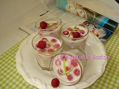 Vasos pequeños coco lima frambuesas