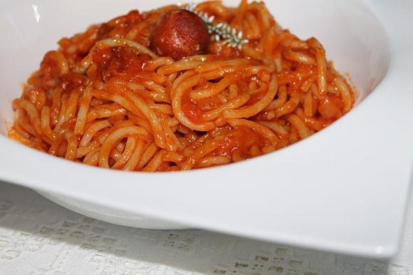 Espaguetis con sobrasada y tomate