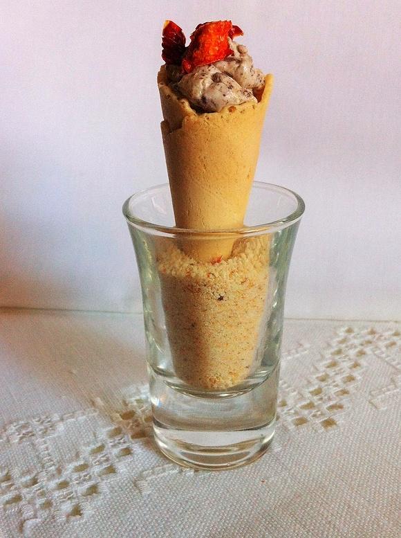 Cono de crema de morcilla y chips de pimiento