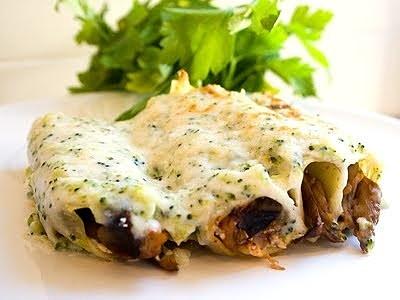Canelones de berenjena setas ricotta y bechamel de brócoli