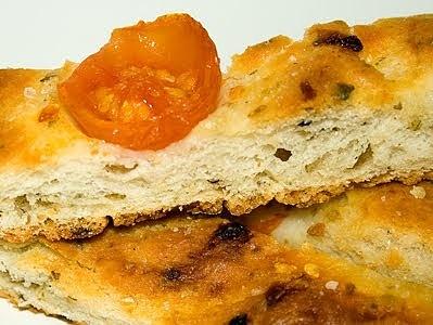 Focaccia con tomates cherry