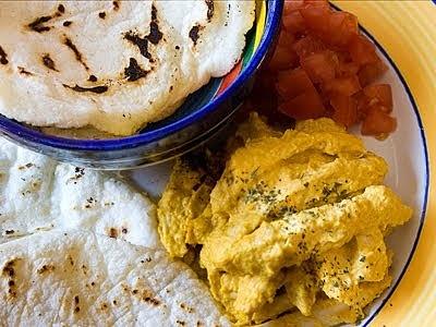Pollo flor con tortillas de maíz