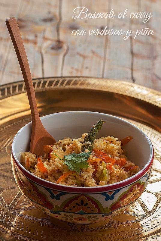 Arroz con curry, verduras y piña