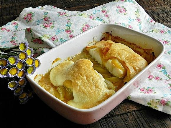 Bacalao fresco gratinado con muselina de ajo y compota de manzana y pera