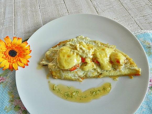 Filetes de rodaballo al horno gratinados con gambones al ajillo