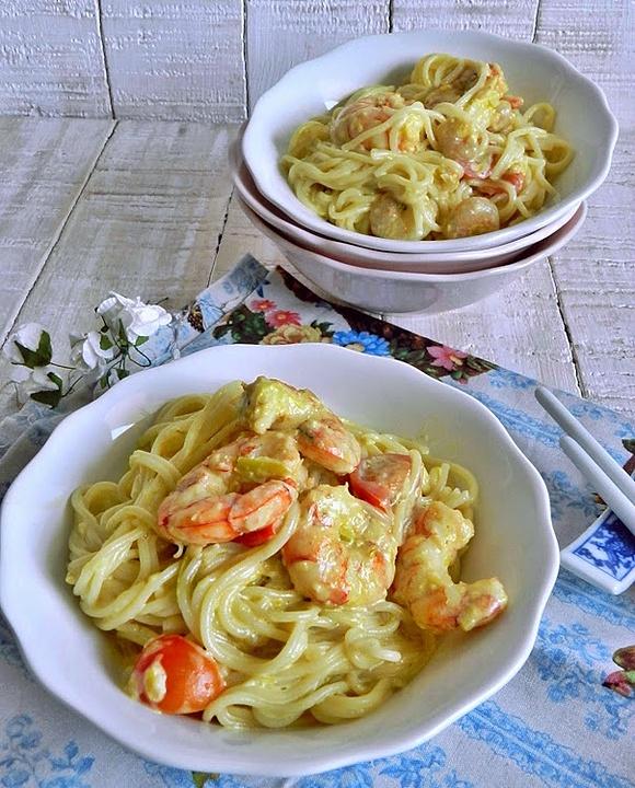 Espagueti al curry con gambones y tomates cherry