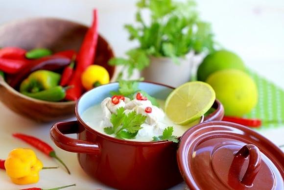 Sopa de pollo tailandesa
