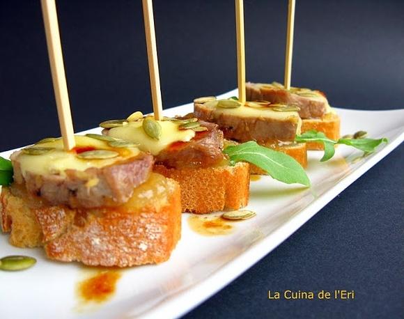 Pinxo de llom a la mel amb melmelada de pera al gingebre