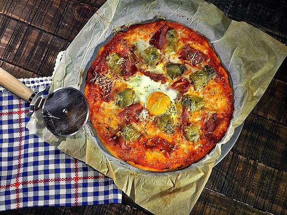 Pizza de alcachofas jamón y huevo