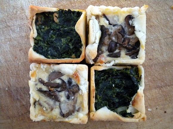 Tartaletas de espinacs, salmón y boletus con gambas
