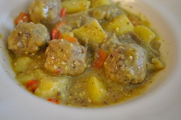 Guisado de albóndigas con aroma de canela