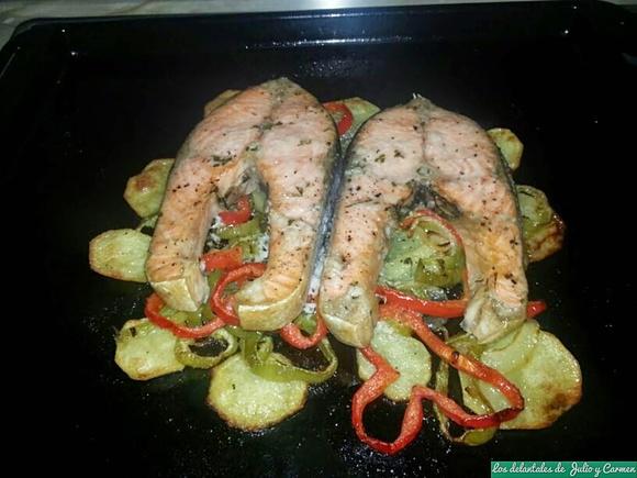 Salmón al horno con base de patatas y pimientos