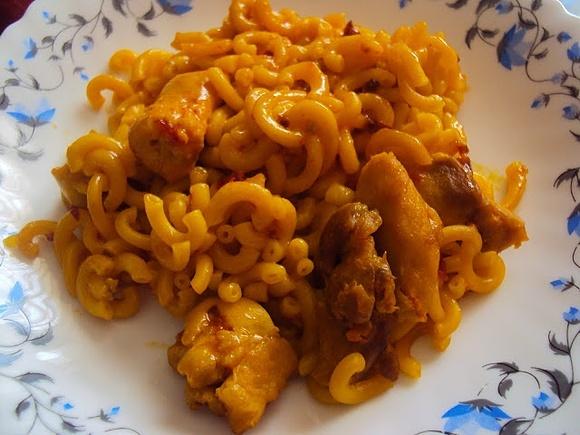 Fideuá de pollo y salchichas