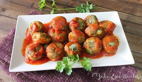 Albóndigas de acelgas con queso fresco y salsa de tomate