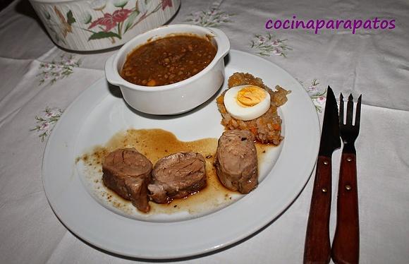 Menú completo con lentejas y solomillo, ensaladilla y huevos duros
