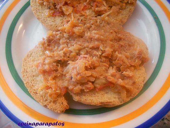 Tostada de berenjena y atún