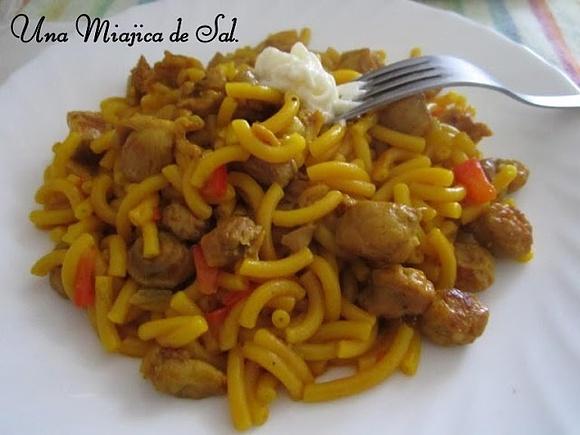 Fideua de pollo y salchichas