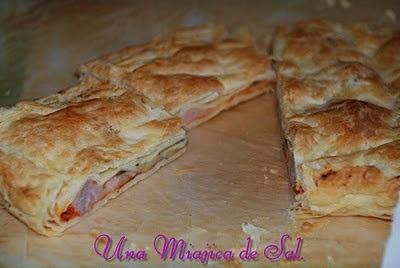 Hojaldre relleno con champiñones, jamón, salchichas y queso