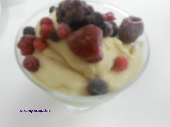 Copa helada de pera y plátano con frutos secos