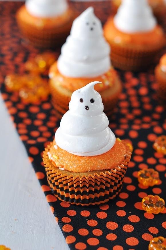 Cupcakes de camote con merengues fantasmas