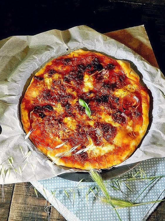 Pizza con sobrasada jamón y queso Idiazabal