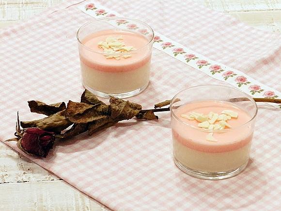 Pannacota de chocolate blanco y rosas