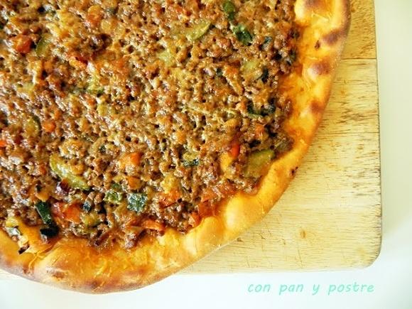Pizza con salsa de carne y vegetales