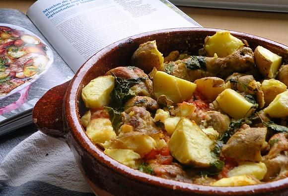 Muslos de pollo glaseados con patatas y tomates al horno