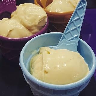 Helado de yogur, mango y plátano muy saludable