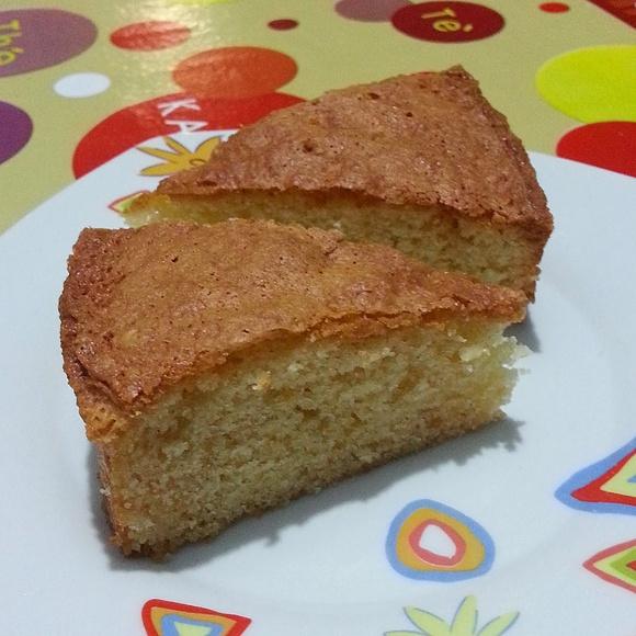 Bizcocho de almendras y mermelada de naranja