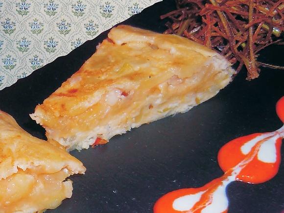 Tortilla de bacalao con salsa de piquillo