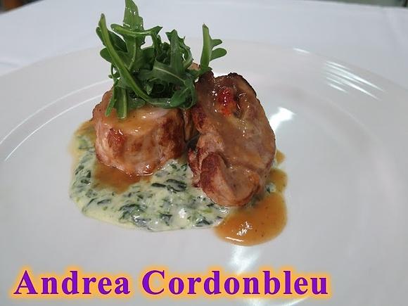 Solomillo de cerdo relleno de queso de cabra y pimiento con salsa de membrillo sobre cama de espinacas a la crema