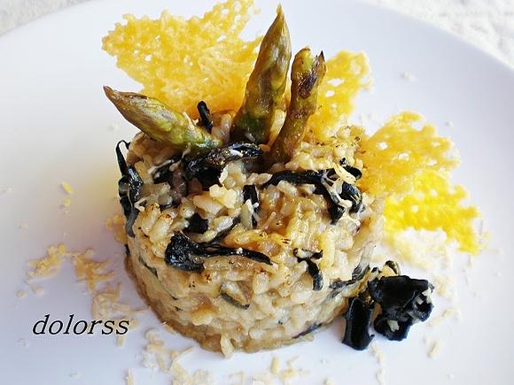 Risotto de espárragos con trompetas de la muerte y queso Old Ámsterdam