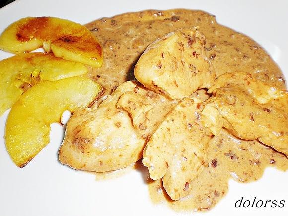 Pollo con crema de ciruelas pasas