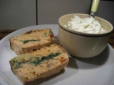 Pastel de rosada con salsa de queso