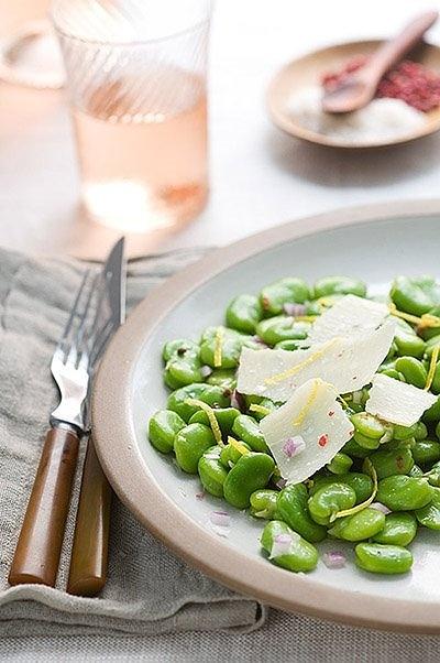 Ensalada fresca de habas y limón