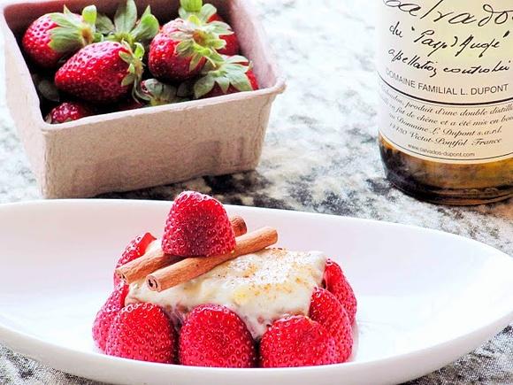 Feta de cabra con fresas marinadas y agar-agar