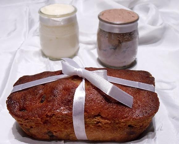 Pastel con frutos rojos y dos cremas