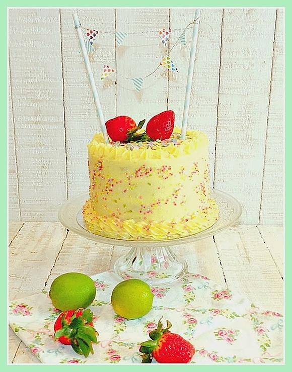 Tarta de lima y fresas con frosting de queso a la lima