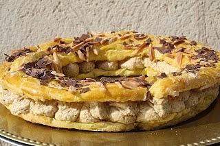 Tortell de pasta choux farcit de crema de mantega d’avellanes