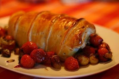 Roast beef embolcallat de pasta fulla acompanyat de tomàquets i cebetes