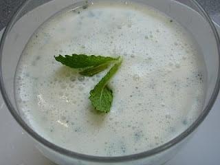 Batido de yogur con gaspatxo de manzana y menta