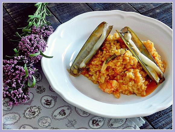 Arroz meloso con navajas y gambones