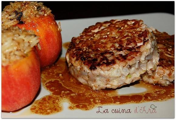 Hamburguesa de atún fresco y tomates rellenos