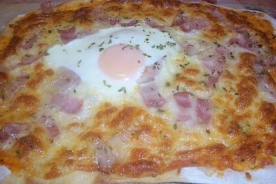 Pizza de bacon y huevo
